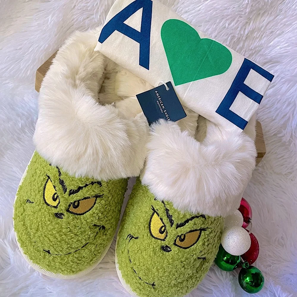 💚LAST ONE💚FINAL PRICE Grinch Slippers - Picture 2 of 10